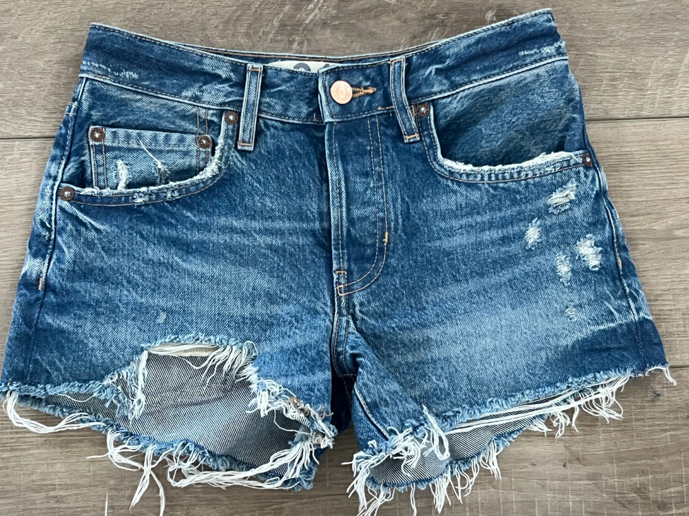 FREE PEOPLE GOOD TIME RELAXED CUTOFFS DISTRESSED FRAYED HEM DENIM JEAN SHORTS 24